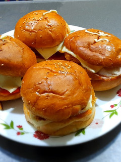 વેજ બર્ગર (Veg Burger Recipe In Gujarati) રેસીપી મુખ્ય ફોટો