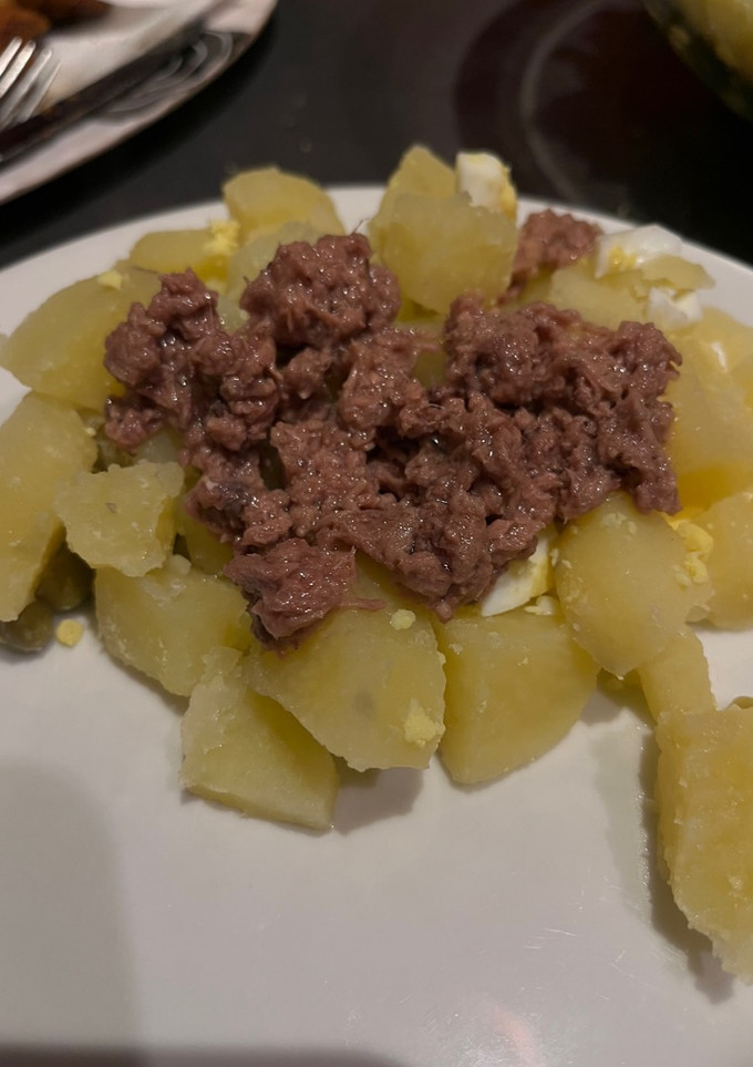 Una foto de Ensalada de papa, huevo, zanahoria y atún