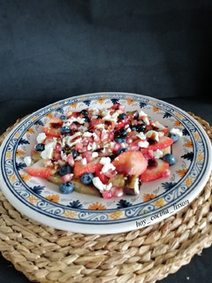 Una foto de Ensalada de berenjena y frutos rojos