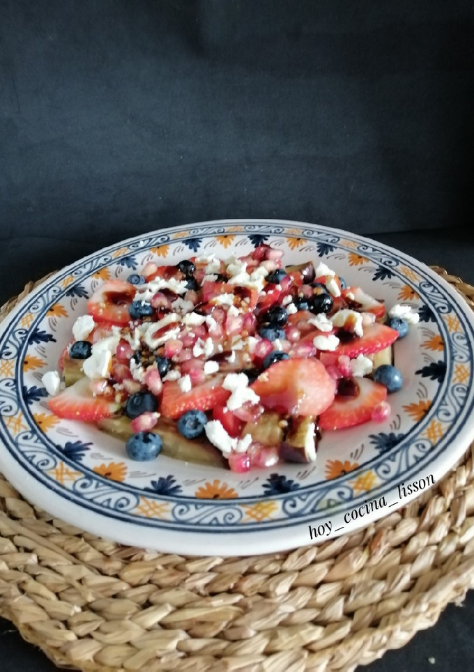 Una foto de Ensalada de berenjena y frutos rojos