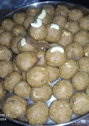 आटे और सूजी के लड्डू (Aate aur suji ke laddu recipe in hindi) रेसिपी मुख्य फोटो