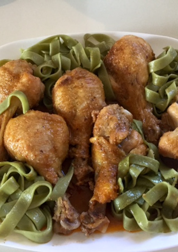 Una foto de Muslos de pollo con pimiento choricero