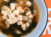 Una foto de sopa de espinaca