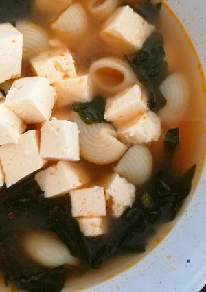 Una foto de Sopa de coditos y espinacas