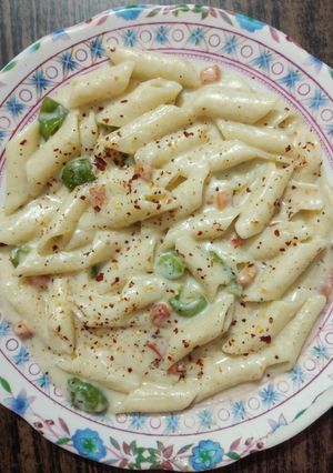 A picture of White sauce Pasta.