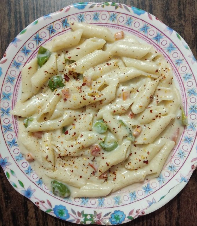 A picture of White sauce Pasta.
