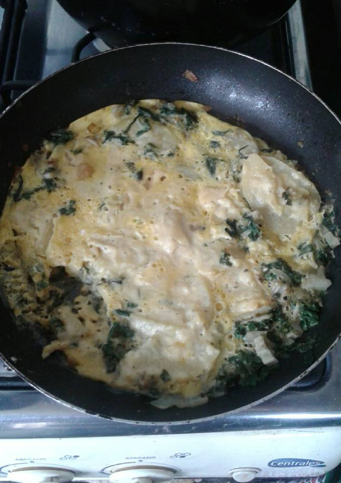 Una foto de Tortilla de acelga, queso gratinado y calabacín