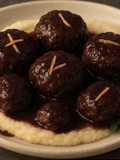 Albóndigas de res en salsa de cacao oscuro y café con toque de naranja