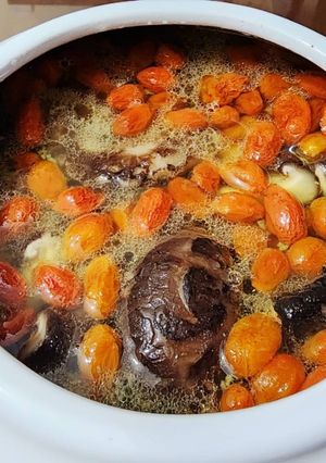 膠原養顏香菇雞湯（コラーゲン美肌きのこ鶏スープ） 的食譜成品照片