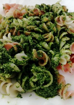 Una foto de Fideos sin gluten con pesto 🥬