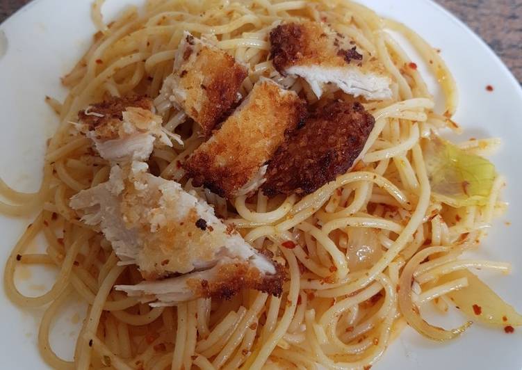 Cara Gampang Menyiapkan Spagethi Aglio olio with Chicken Katsu, Bisa Manjain Lidah