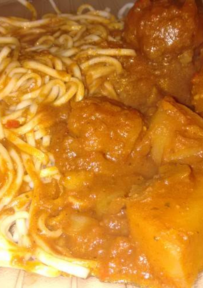 Una foto de Albóndigas con tuco papa y fideos
