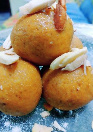 A picture of Besan ke laddu.