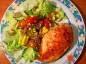 Una foto de ensaladas con tomate cherry