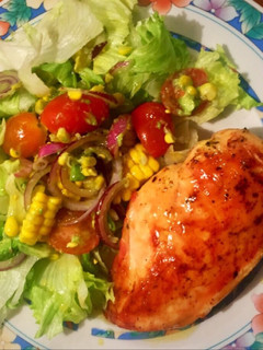 Una foto de Pollo con ensalada agridulce de choclo, palta, tomate cherry