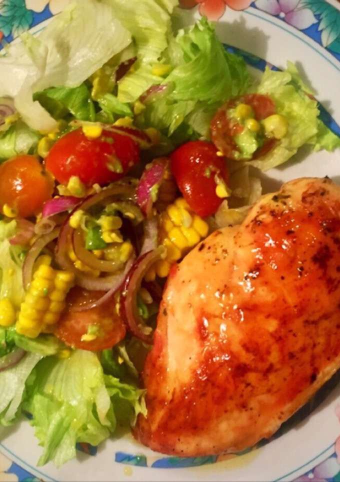 Una foto de Pollo con ensalada agridulce de choclo, palta, tomate cherry