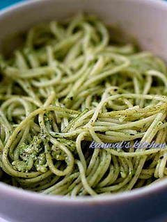 A picture of Spinach sauce spaghetti.