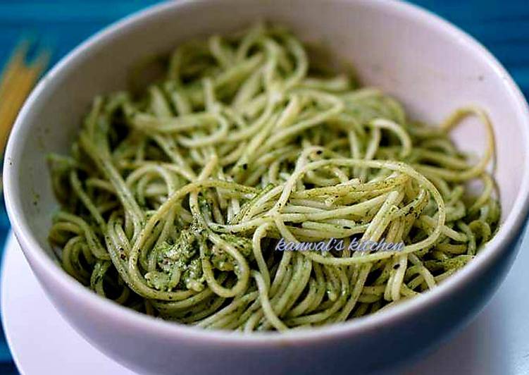 Spinach sauce spaghetti