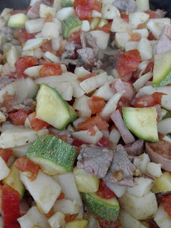 Una foto de 🇲🇽Guisado Mexicano- bistec con salchichas y verduras