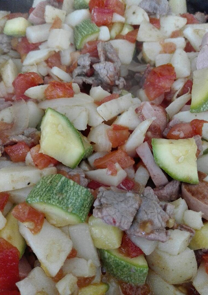 Una foto de 🇲🇽Guisado Mexicano- bistec con salchichas y verduras