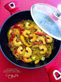 Una foto de Fideos soba en salsa de ostras con langostinos y curry madrás