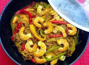 Una foto de Fideos soba en salsa de ostras con langostinos y curry madrás