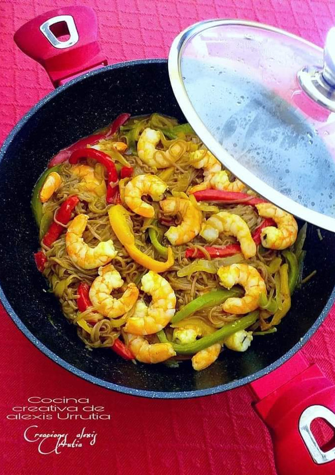 Una foto de Fideos soba en salsa de ostras con langostinos y curry madrás