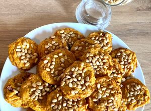 Une photo de Biscuits apéritifs moelleux patate douce, parmesan, et pignons