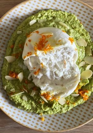 Une photo de Crème de petit pois, burrata & zestes d’orange