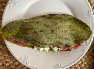 Una foto de Nopal relleno de claras y tocino de pavo