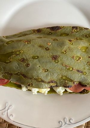 Una foto de Nopal relleno de claras y tocino de pavo