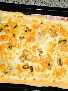 A picture of Truffle pizza tray.