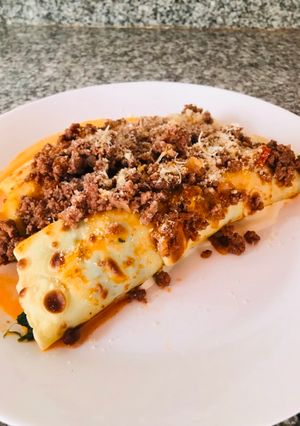 Una foto de Los canelones de Maia con salsa
