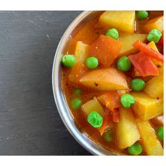 A picture of #Gujarati-style pea, potato and tomato #vegan #curry.