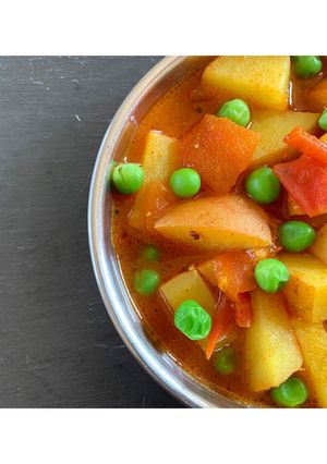 A picture of #Gujarati-style pea, potato and tomato #vegan #curry.