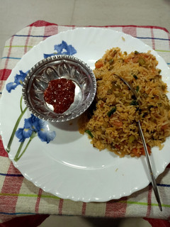 व्हेज शेजवान फ्राइड राइस (Veg Schezwan Fried Rice Recipe In Marathi) रेसिपी चे मुख्य फोटो