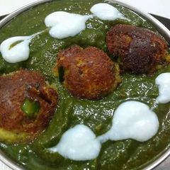 A picture of Palak paneer kofta curry.