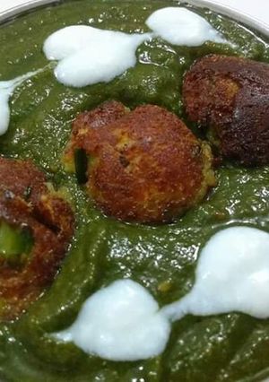 A picture of Palak paneer kofta curry.