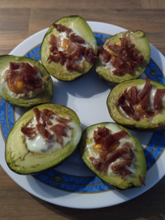 Una foto de Aguacates al horno con huevo y jamón