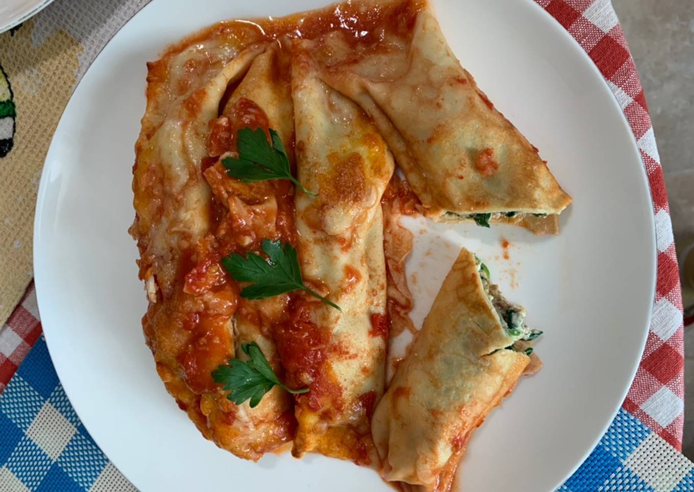 Crêpes façon cannellonis aux boulettes de viande, épinards et fromage