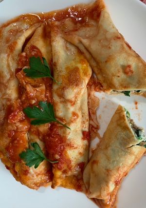 Une photo de Crêpes façon cannellonis aux boulettes de viande, épinards et fromage
