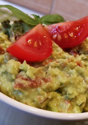 Aszalt paradicsomos - bazsalikomos avokádókrém recept fotója