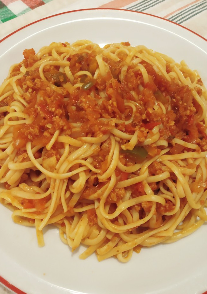 Una foto de Fideos con salsa bolognesa (vegano) 🍝
