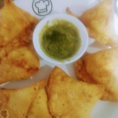 A picture of Aloo samosay.