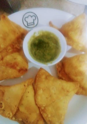 A picture of Aloo samosay.