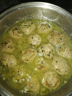 Una foto de Albóndigas en salsa verde