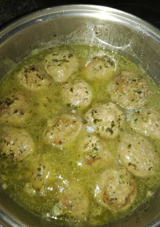 Una foto de Albóndigas en salsa verde