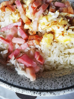 Una foto de Arroz con bacon, huevo y soja