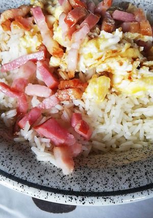 Una foto de Arroz con bacon, huevo y soja