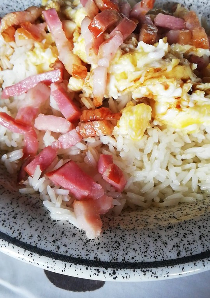 Una foto de Arroz con bacon, huevo y soja